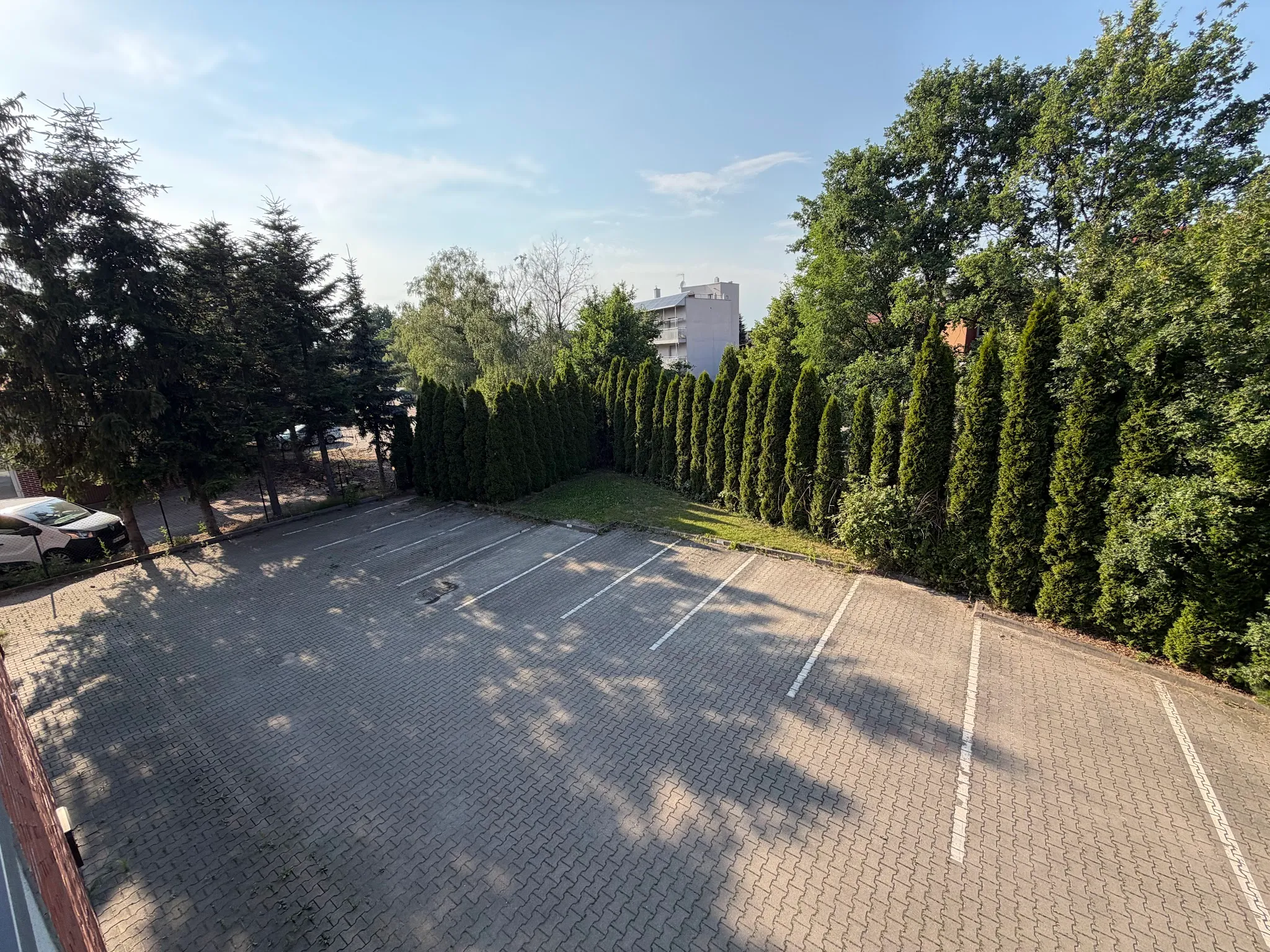 Parking przy budynku